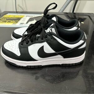 Women’s panda dunks in size 6.5!